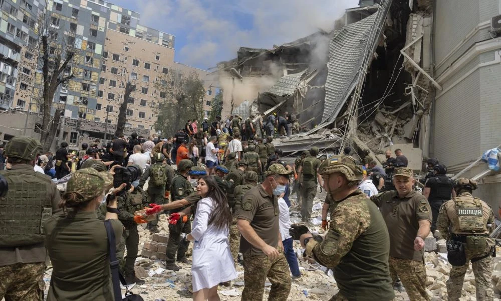 Εθελοντές και διασώστες προσπαθούν να εντοπίσουν επιζώντες στα συντρίμμια του παιδιατρικού νοσοκομείου Οχμαντίτ της Ουκρανίας